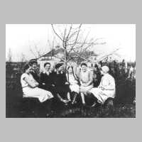 068-0089 Damenrunde in Neumuehl, Fruehjahr 1931. Von links Christel Lippke, Frau Kristan, Frau Kuessner, Tochter Liselotte Kuessner und Frau Schmegel.jpg